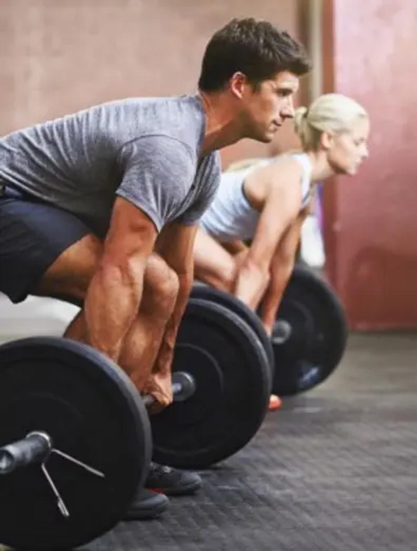 A man and a woman deadlifting